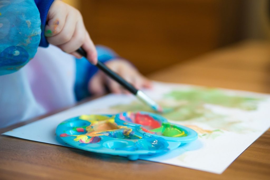 Finding The Best Day Care Center For Your Child: A Parent’s Ultimate Checklist child at a day care center